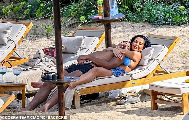 彩经网-邮报披露：贝林厄姆与伴侣撒丁岛甜蜜度假，躺椅热吻尽显亲密