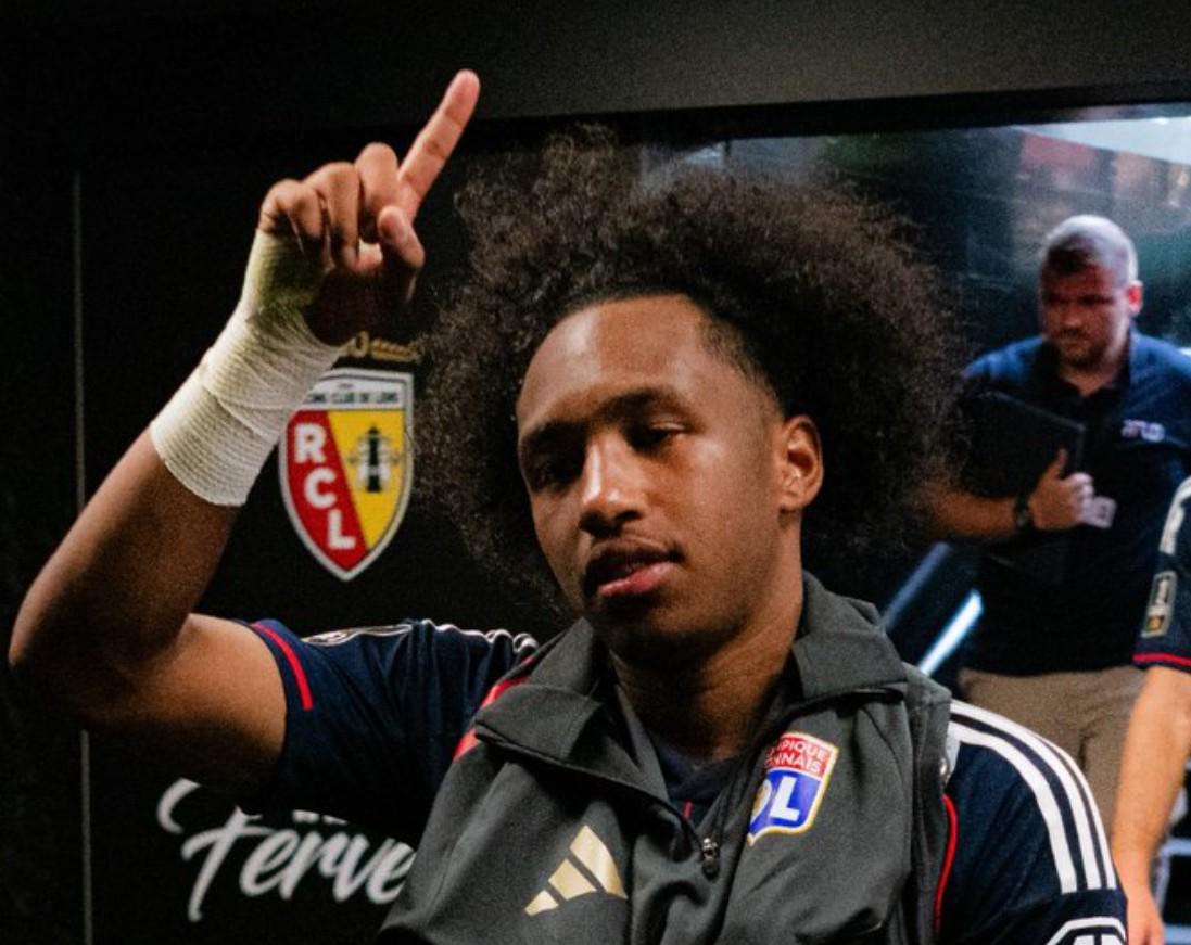 用户体验-记者：在转会窗口的最后两天，曼联也试图签下马利克-福法纳