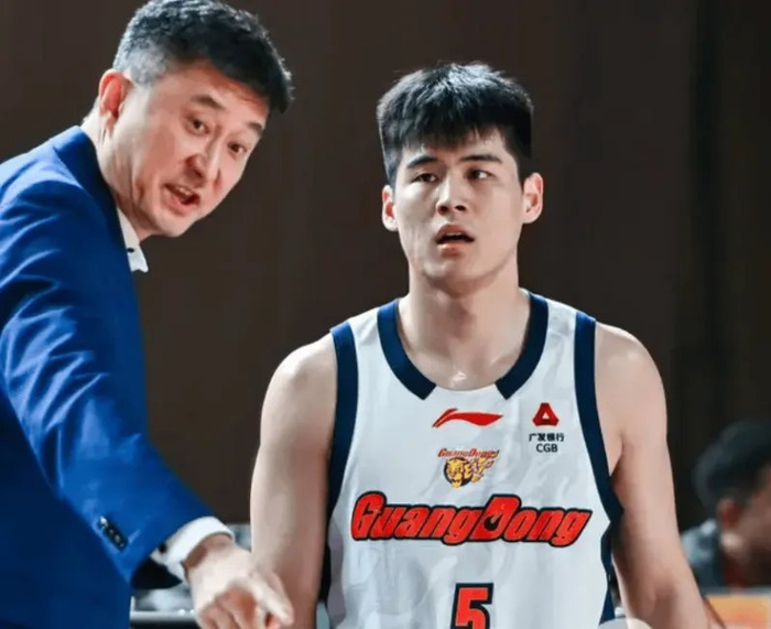 广东输辽宁遭4坏消息！三分+内线全崩，崔永熙低迷，陈家政无地位|胡明轩|杜润旺|徐杰|付豪|比赛_新浪体育_新浪新闻